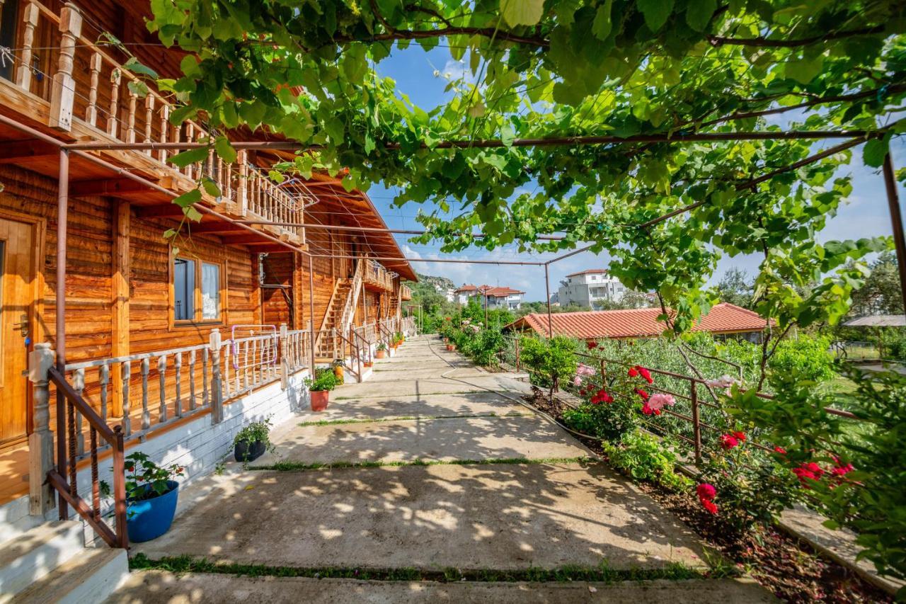 Guest House Luiza Borsh Exteriör bild
