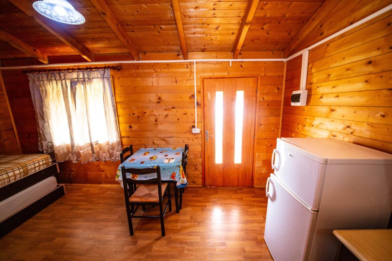 Guest House Luiza Borsh Exteriör bild