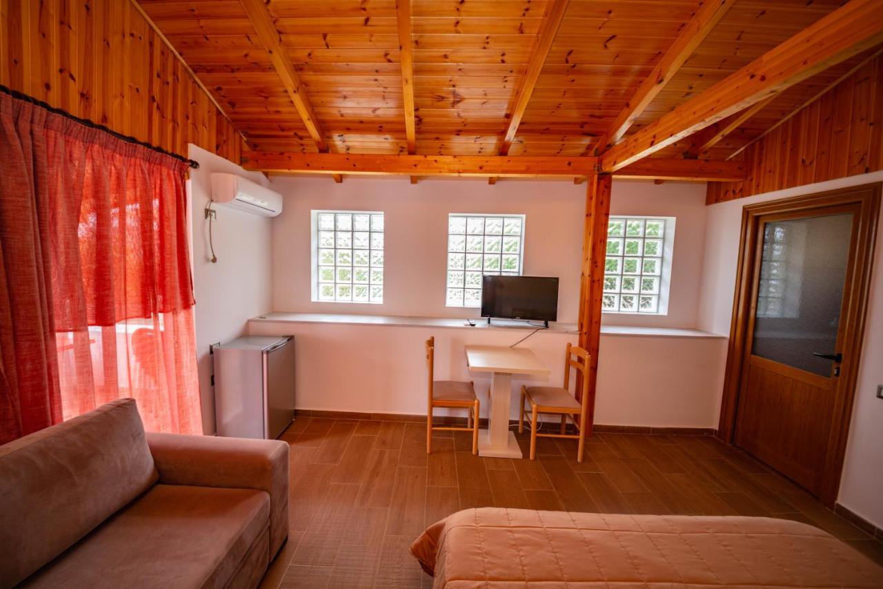 Guest House Luiza Borsh Exteriör bild