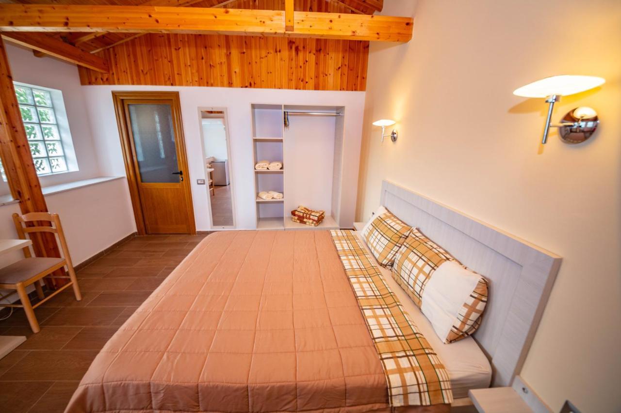 Guest House Luiza Borsh Exteriör bild